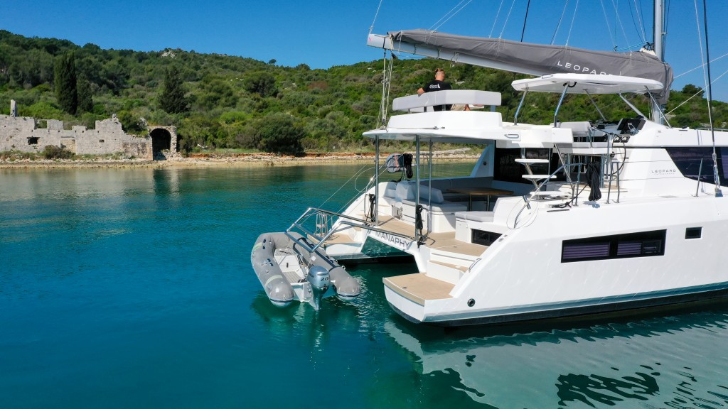Yacht ROBERTSON AND CAINE - Leopard 45 "Manaphy"