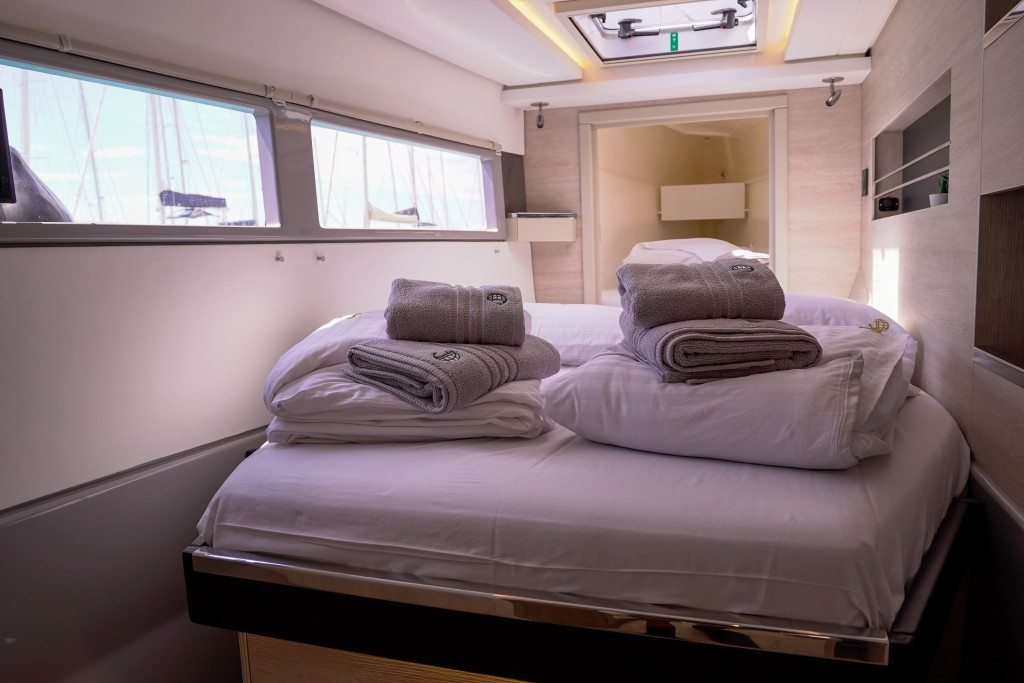 Yacht ROBERTSON AND CAINE - Leopard 45 "Manaphy"