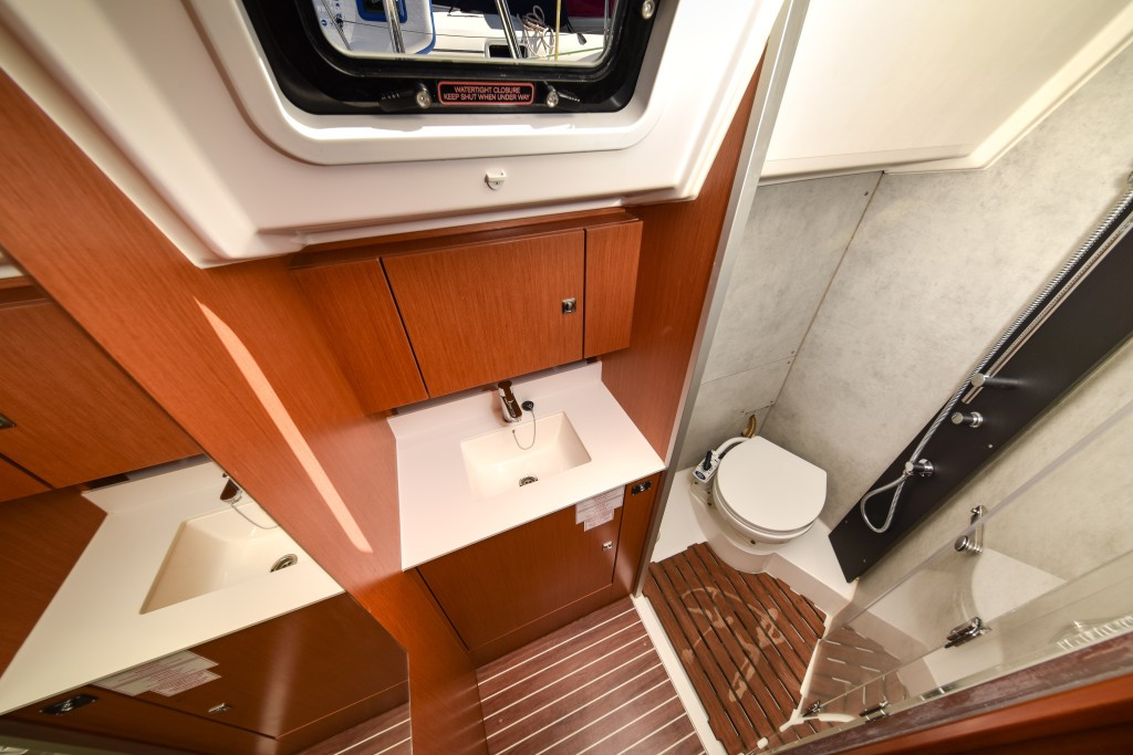 Yacht BAVARIA - C42 "Bella"