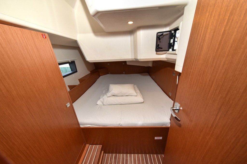 Yacht BAVARIA - C42 "Bella"