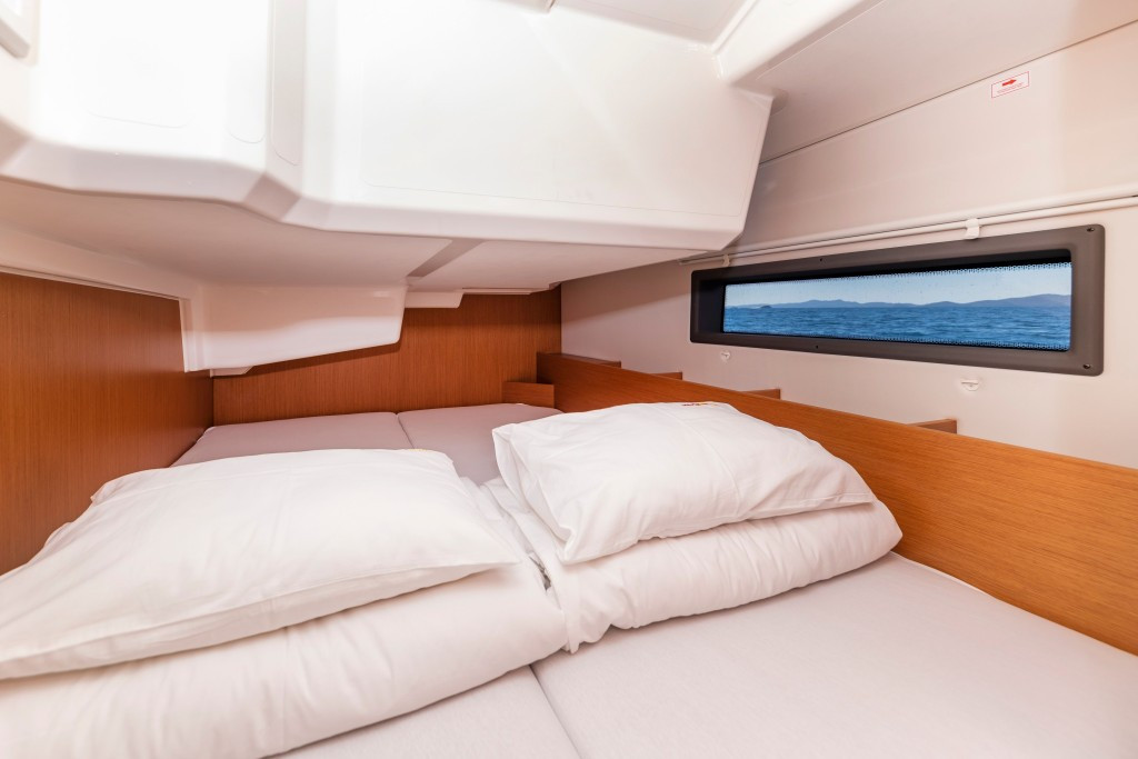 Yacht BAVARIA - C38 "Martini"