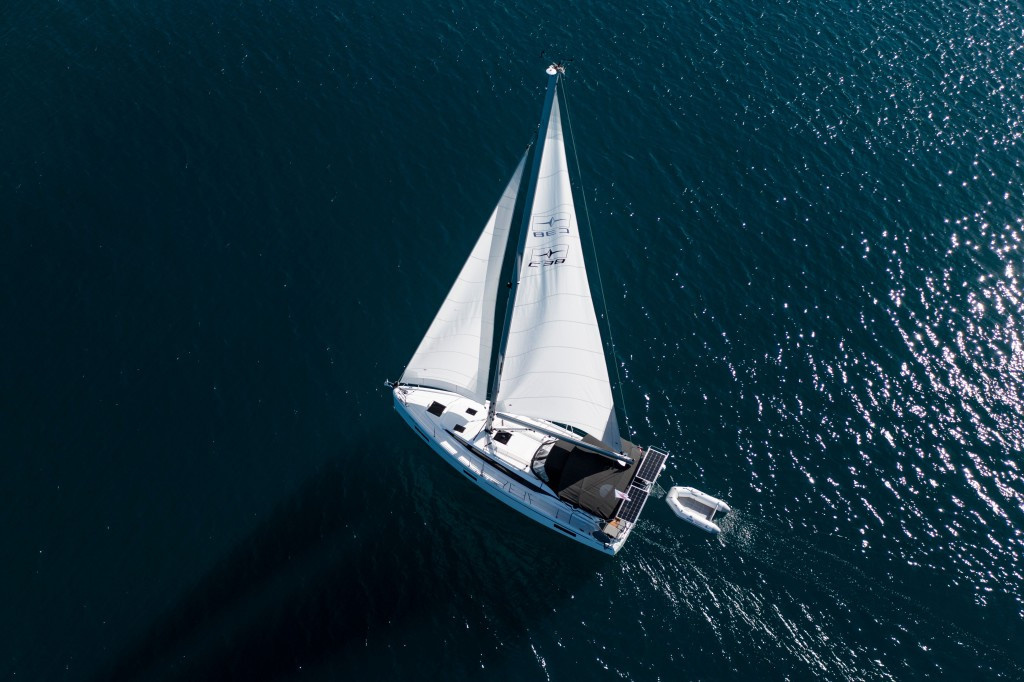 Yacht BAVARIA - C38 "Martini"