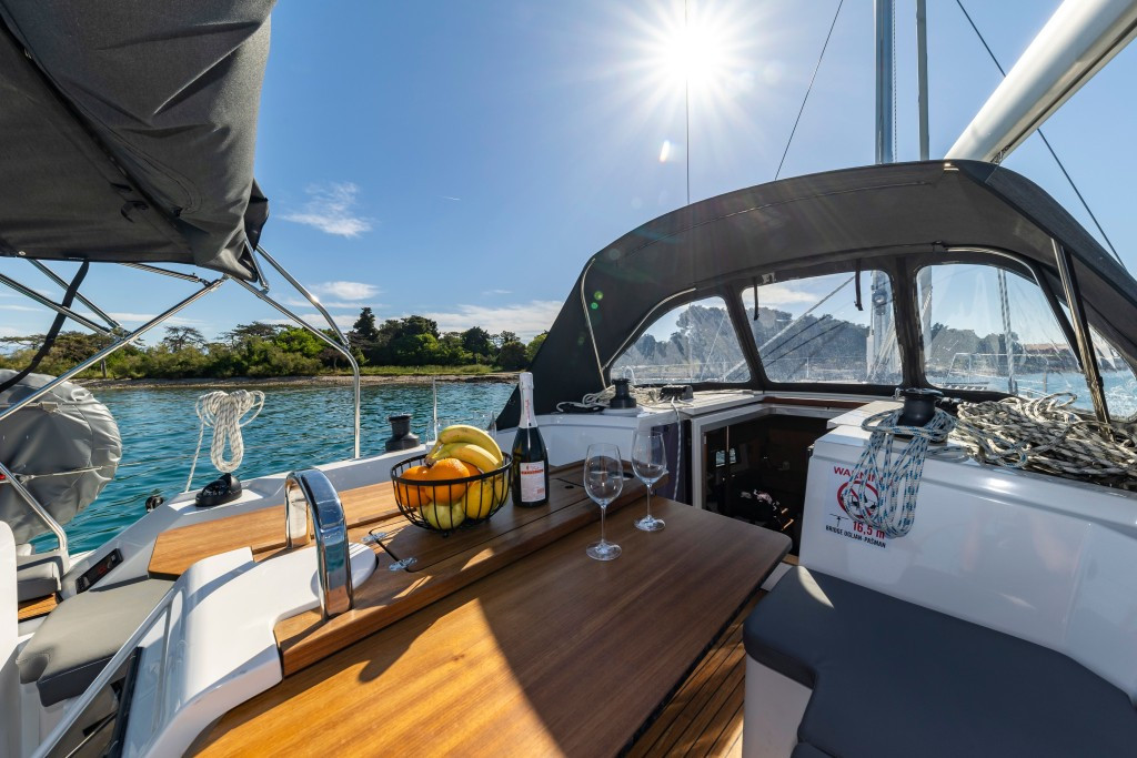 Yacht BAVARIA - C38 "Martini"