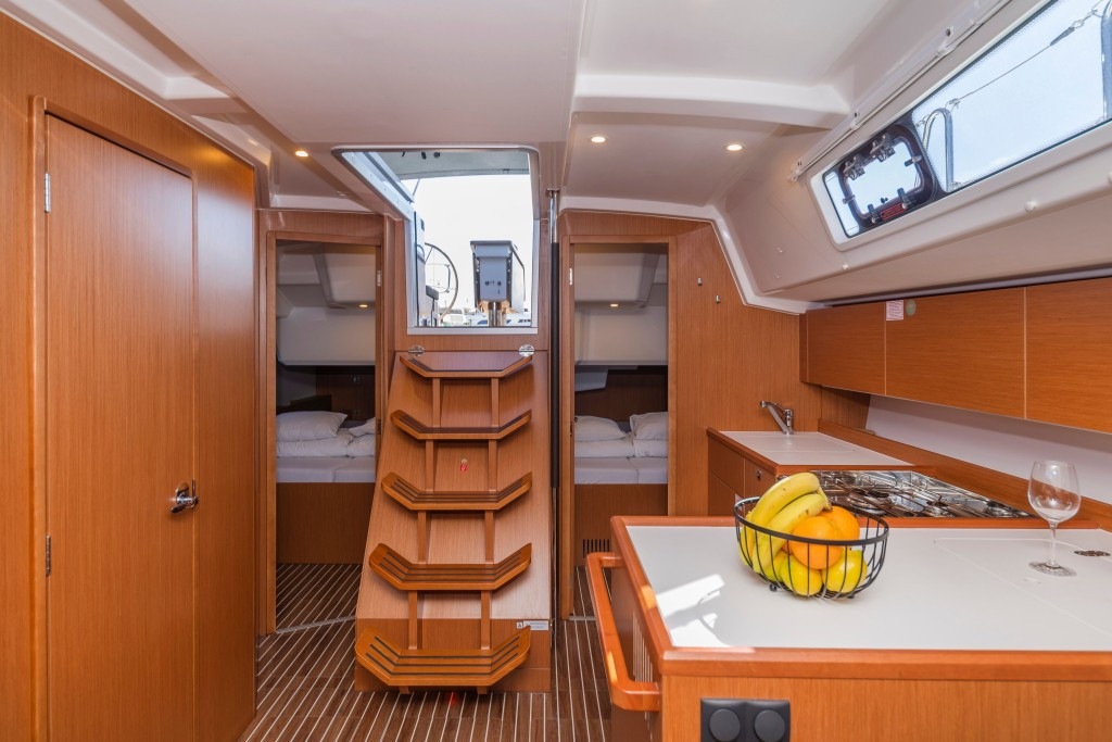 Yacht BAVARIA - C38 "Martini"