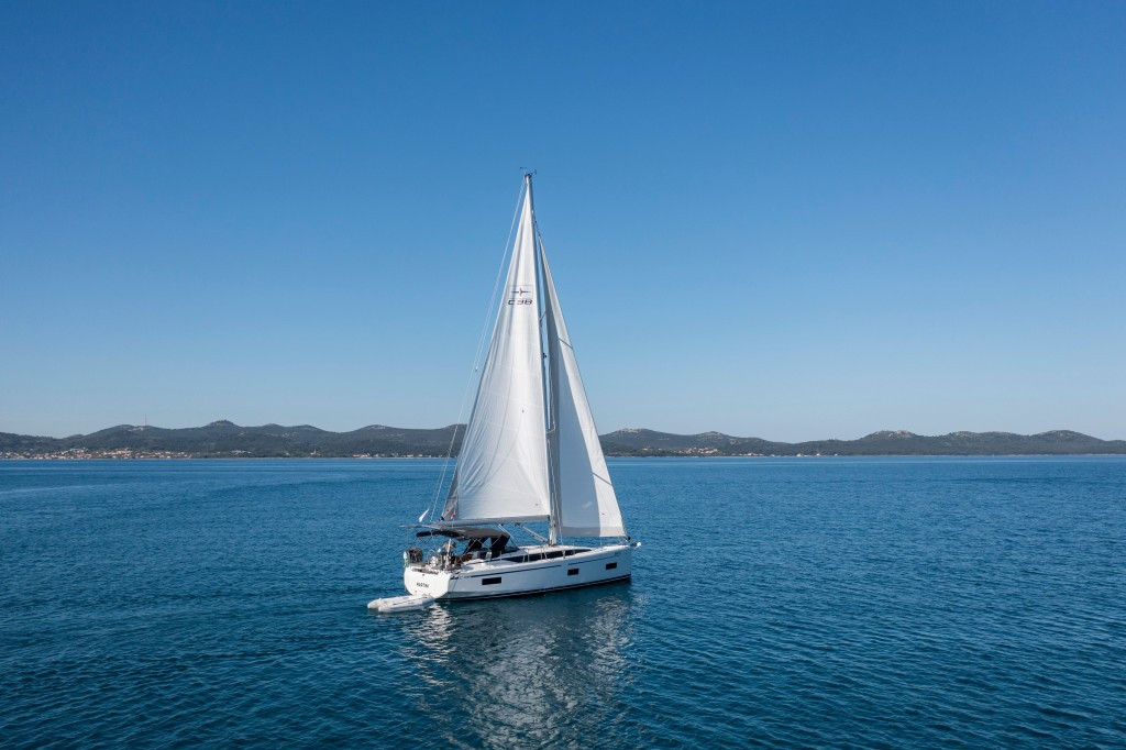 Yacht BAVARIA - C38 "Martini"