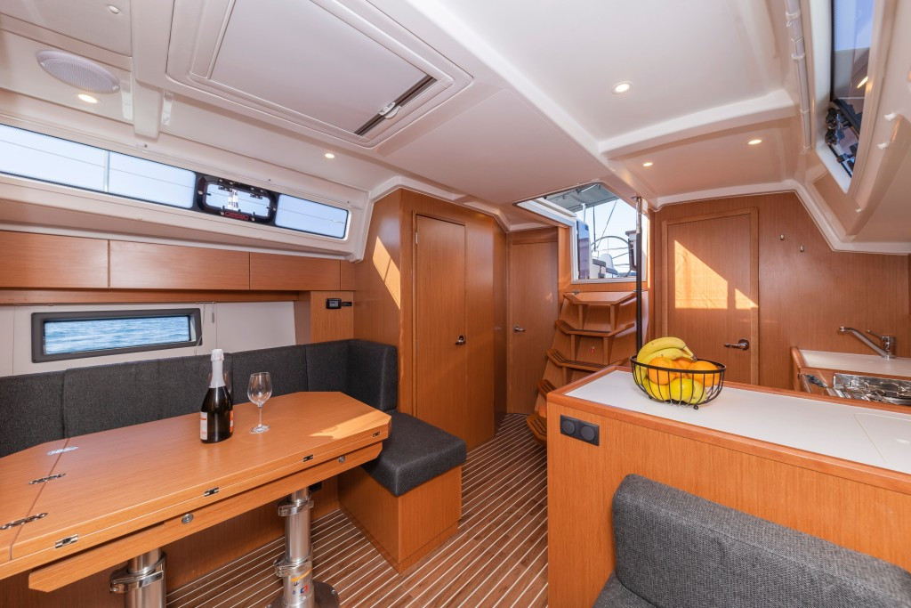 Yacht BAVARIA - C38 "Martini"