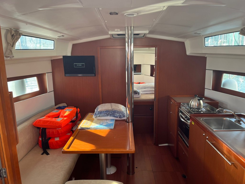 Yacht BENETEAU - Oceanis 38.1 "Sailor Mercury"