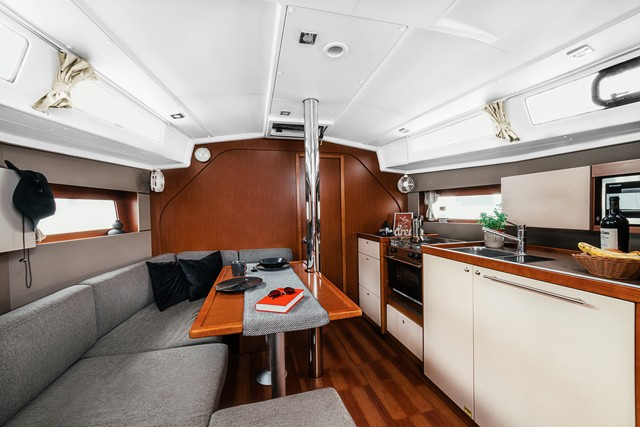 Yacht BENETEAU - Oceanis 38 "Happy"