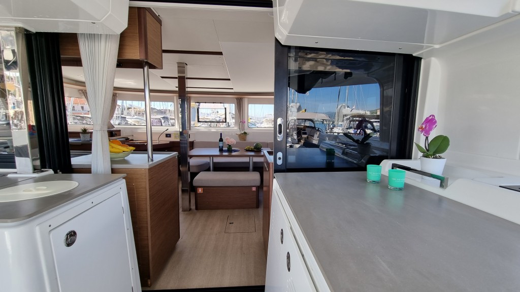 Yacht LAGOON - 46 "Magic Point"