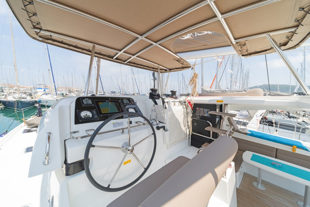 Yacht LAGOON - 42 "White Waves"