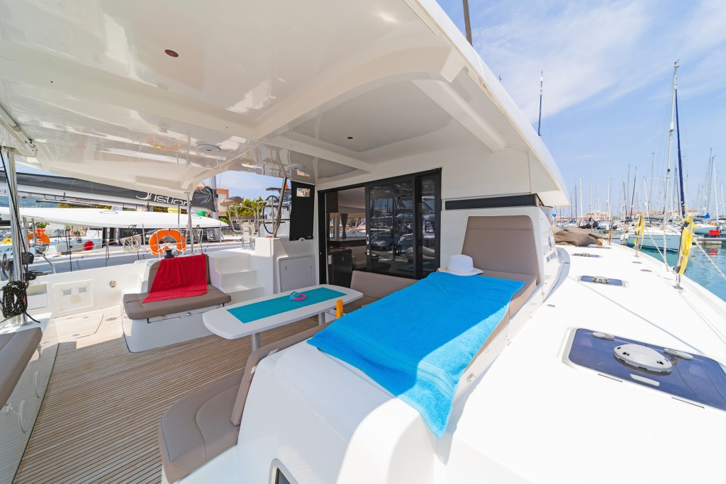 Yacht LAGOON - 42 "White Waves"