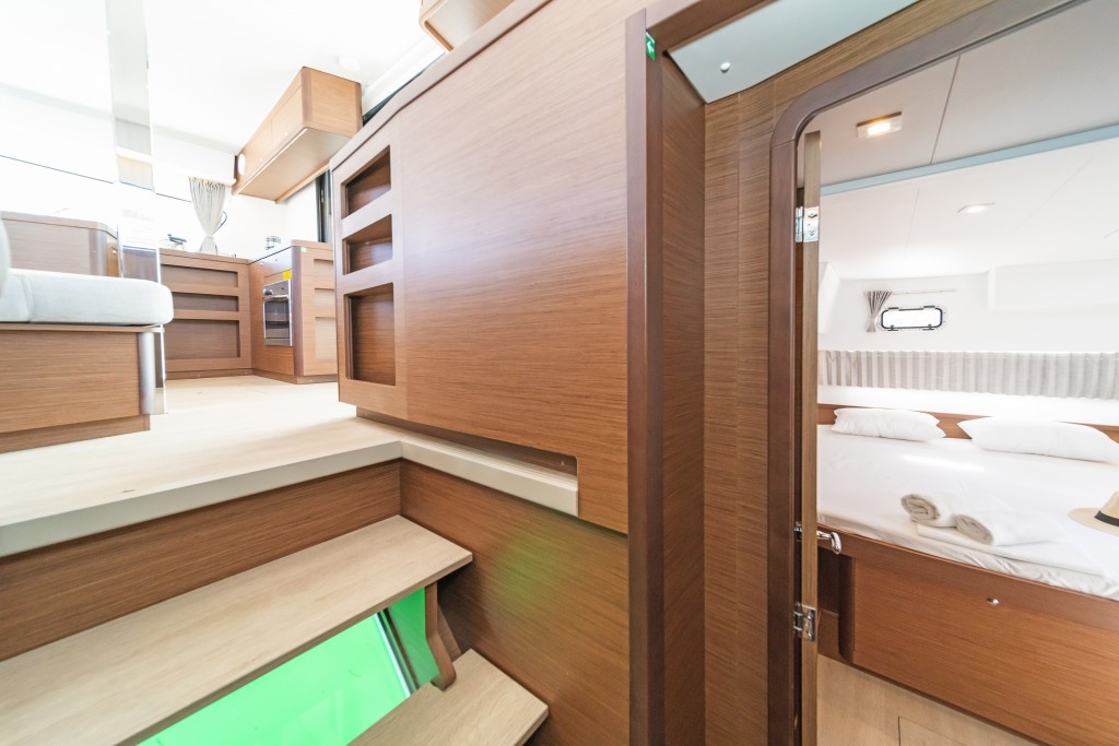 Yacht LAGOON - 42 "White Waves"