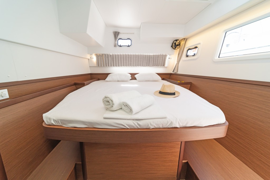 Yacht LAGOON - 42 "White Waves"