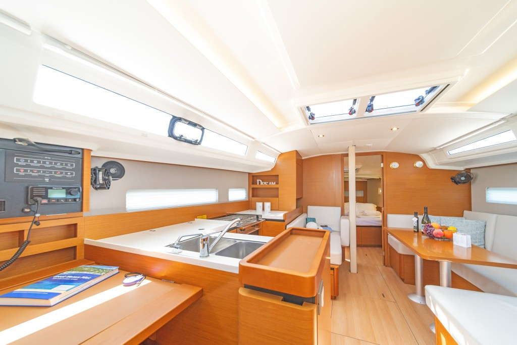 Yacht JEANNEAU - Sun Odyssey 410 "Sea Whisper"