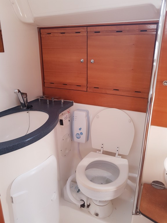 Yacht BAVARIA - 40 Cruiser "Madrugada"