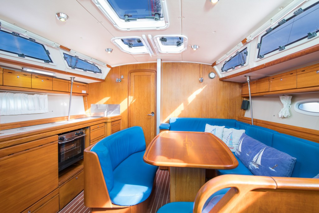 Yacht BAVARIA - 40 Cruiser "Madrugada"