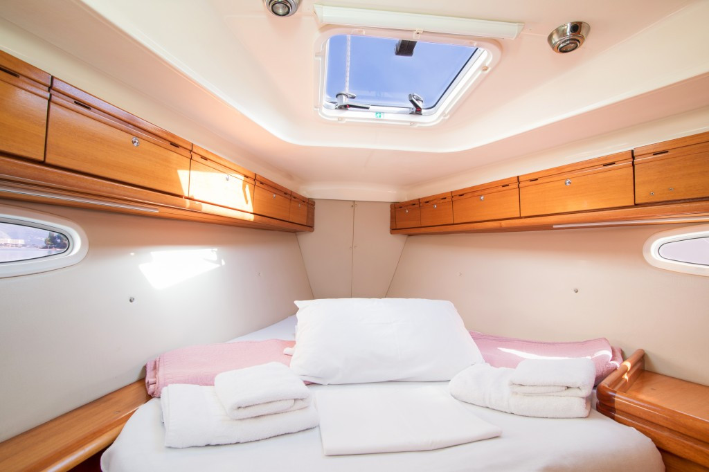 Yacht BAVARIA - 40 Cruiser "Madrugada"