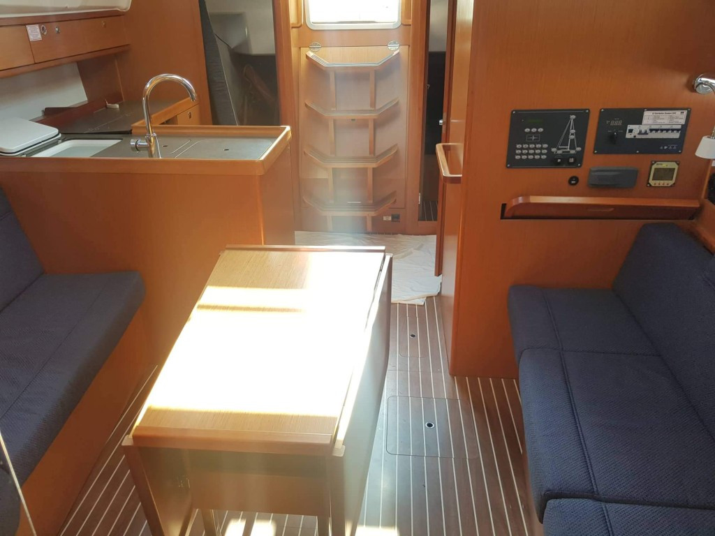 Yacht BAVARIA - Cruiser 37 "Nenemia"