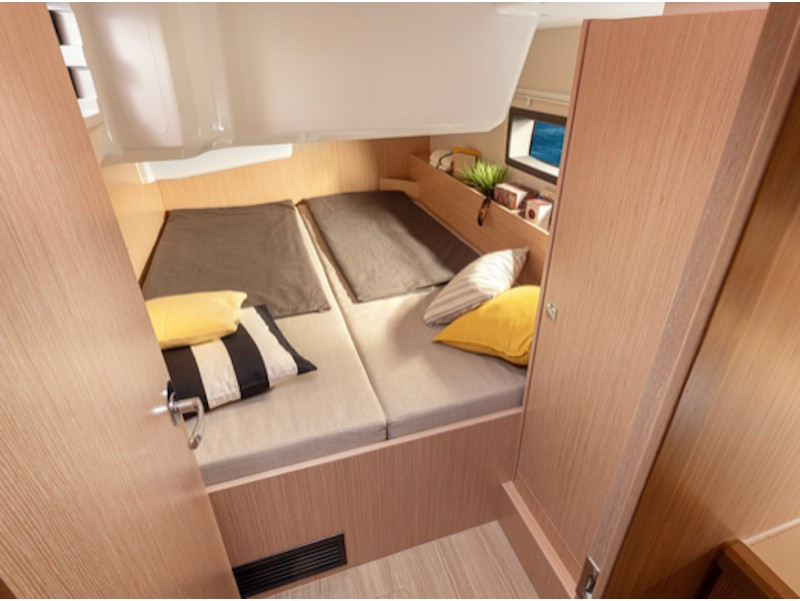 Yacht BAVARIA - C38 "Dea"