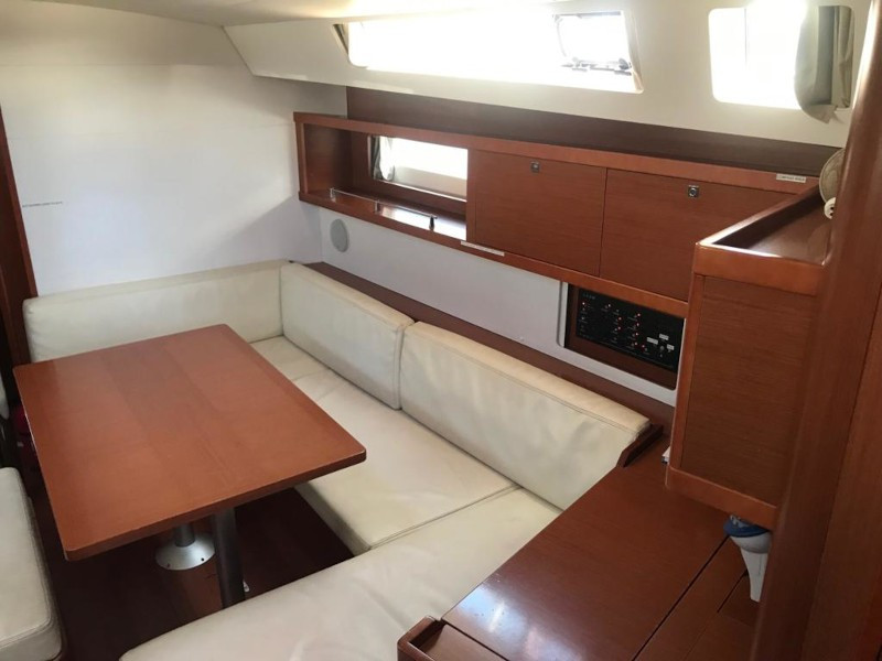 Yacht BENETEAU - Oceanis 45 "Alboran Gin Tonic"