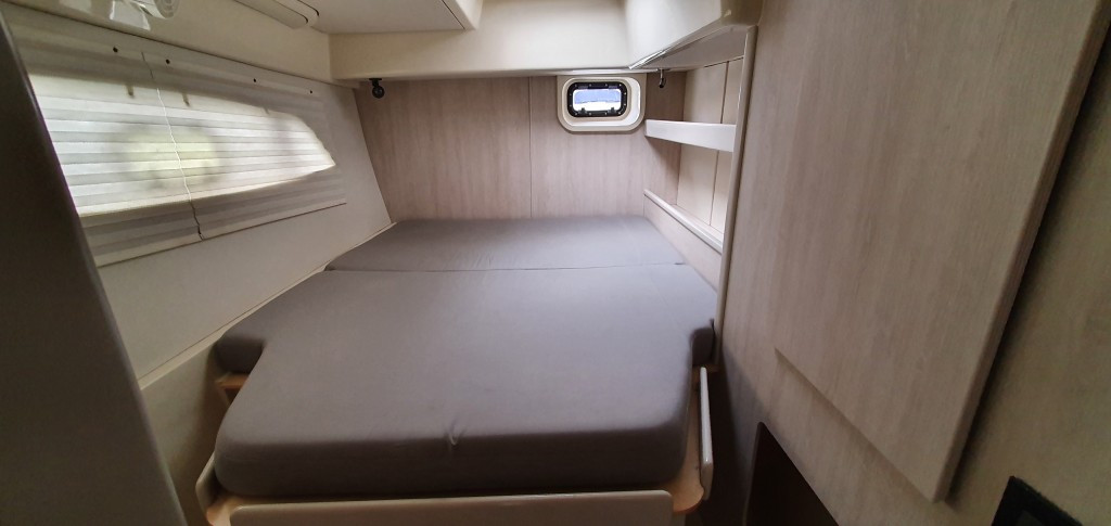 Yacht ROBERTSON AND CAINE - Leopard 44 "La Luna"