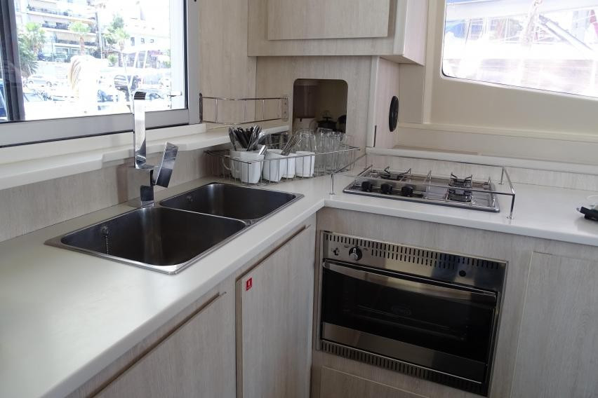 Yacht ROBERTSON AND CAINE - Leopard 44 "La Luna"