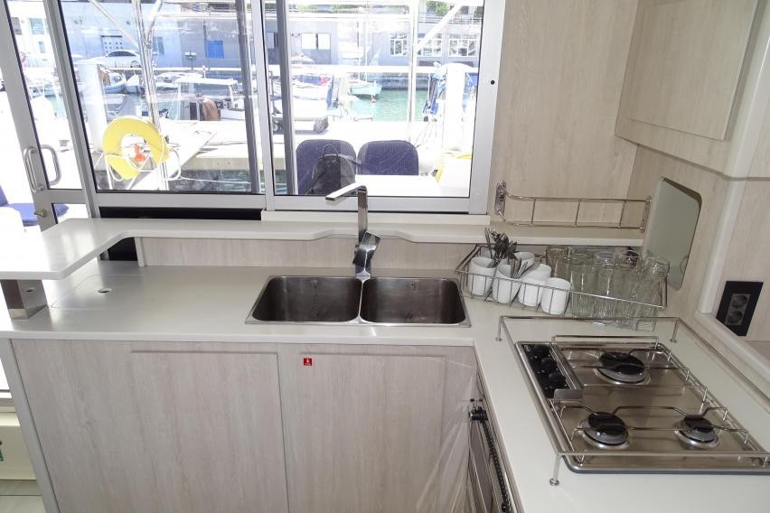 Yacht ROBERTSON AND CAINE - Leopard 44 "La Luna"