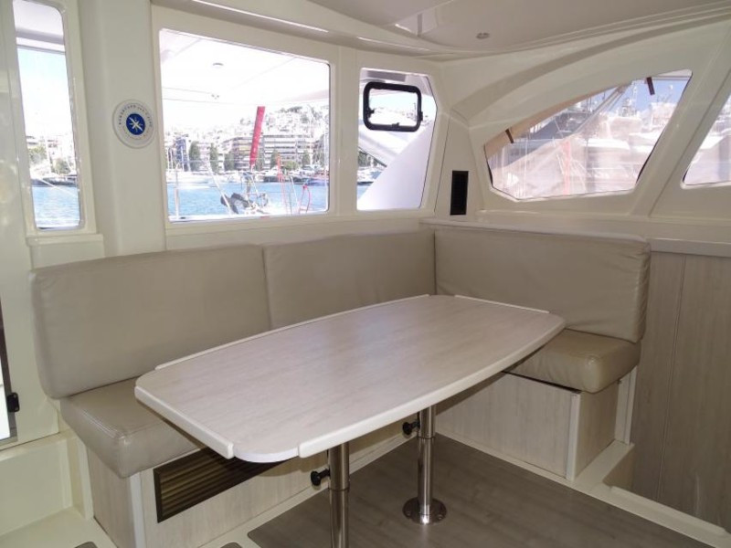 Yacht ROBERTSON AND CAINE - Leopard 44 "La Luna"