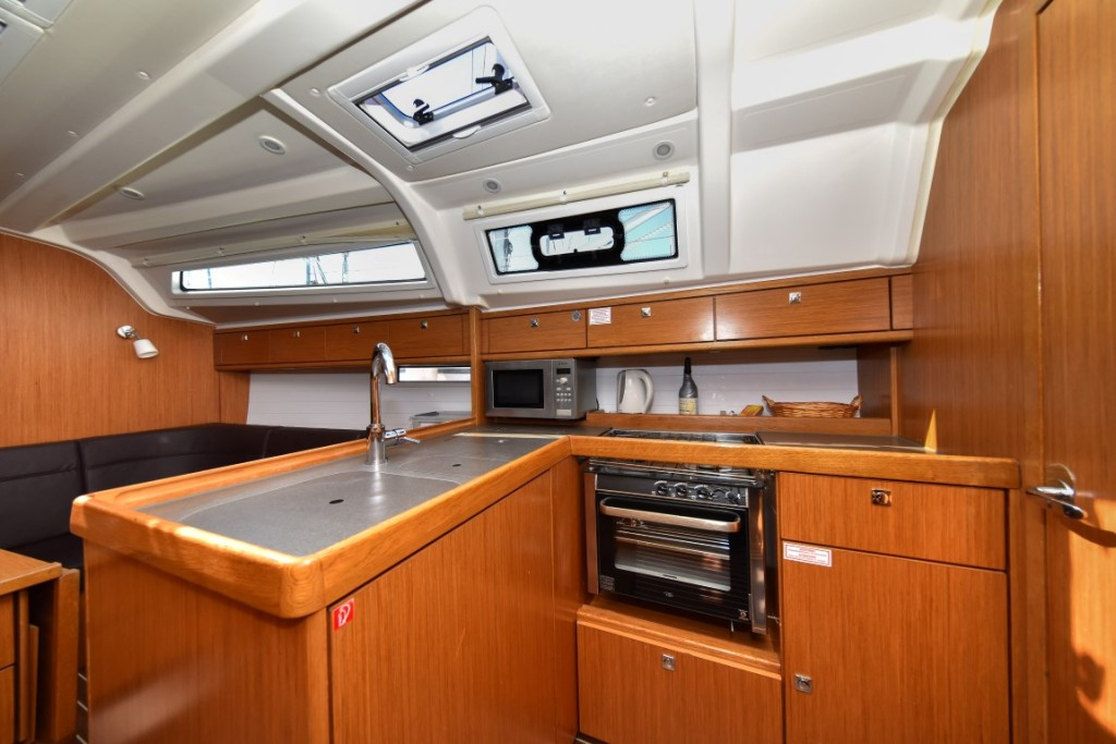 Yacht BAVARIA - Cruiser 37 "Viviana"