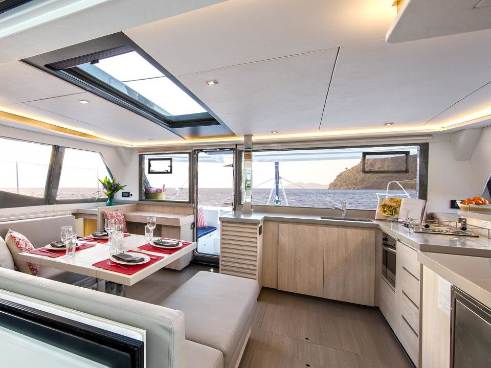 Yacht ROBERTSON AND CAINE - Moorings 4500 L  ""