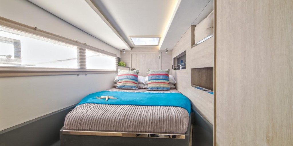 Yacht ROBERTSON AND CAINE - Moorings 4500 L  ""