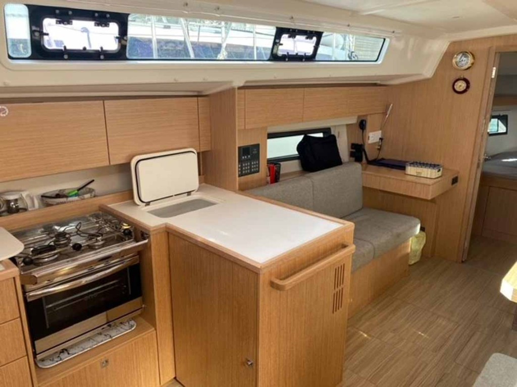 Yacht BAVARIA - C42 "Sideways"