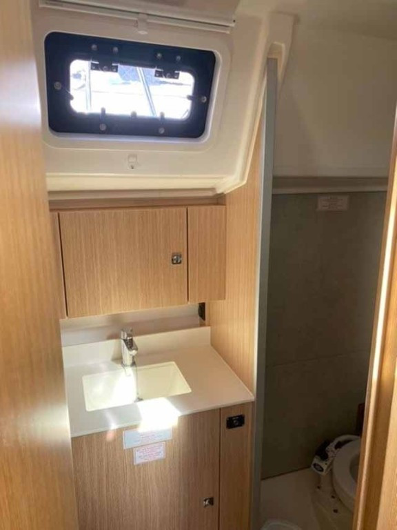 Yacht BAVARIA - C42 "Sideways"