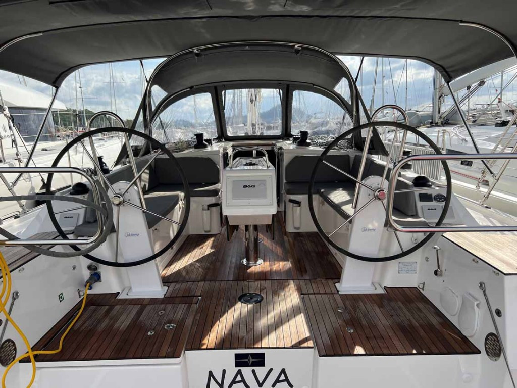 Yacht BAVARIA - C42 "Nava"