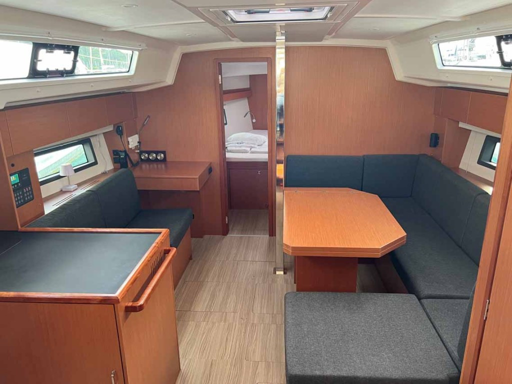 Yacht BAVARIA - C42 "Nava"