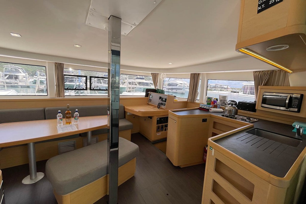 Yacht LAGOON - 42 "Moana"