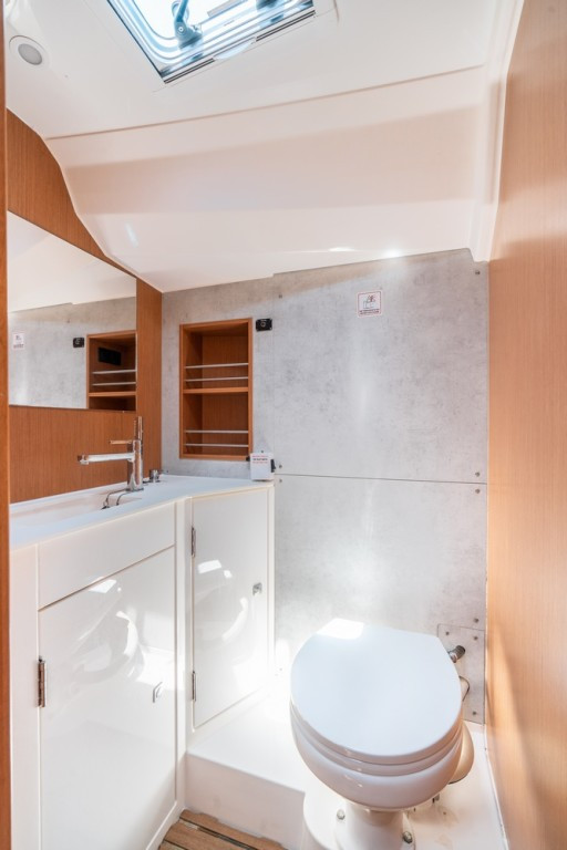 Yacht BAVARIA - C42 "Avra"