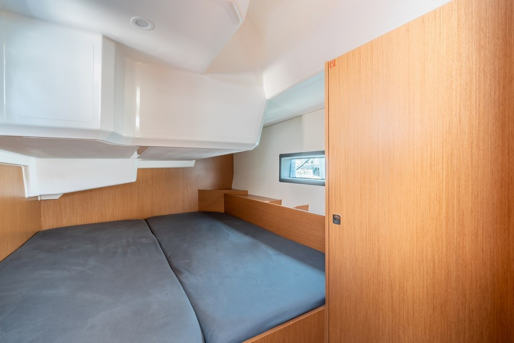 Yacht BAVARIA - C42 "Avra"