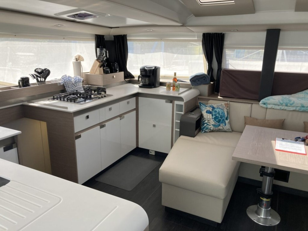Yacht FOUNTAINE PAJOT - Elba 45 "Family Therapy"