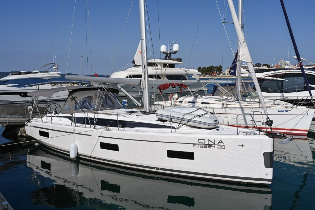 Yacht BAVARIA - C42 "Dna"