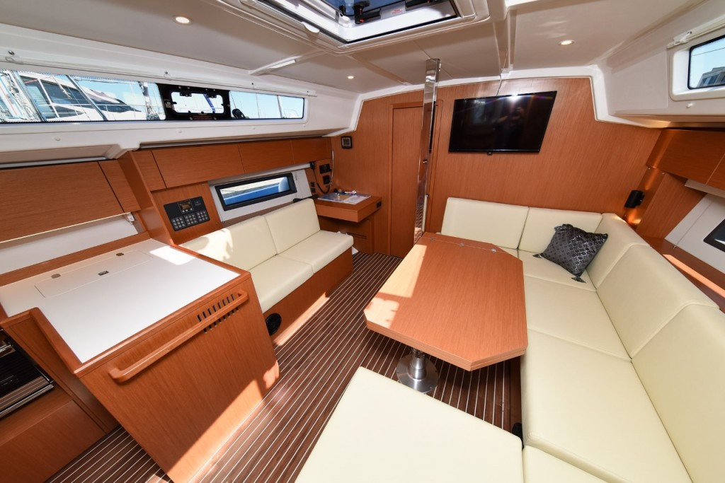 Yacht BAVARIA - C42 "Dna"