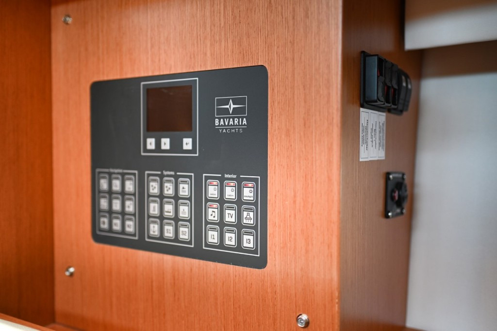 Yacht BAVARIA - C42 "Dna"