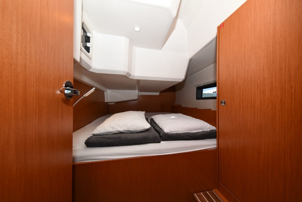 Yacht BAVARIA - C42 "Dna"