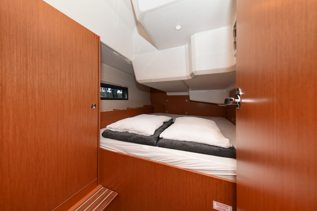 Yacht BAVARIA - C42 "Dna"