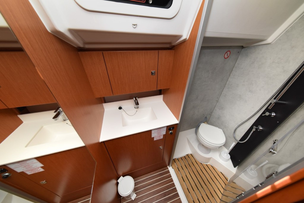 Yacht BAVARIA - C42 "Dna"