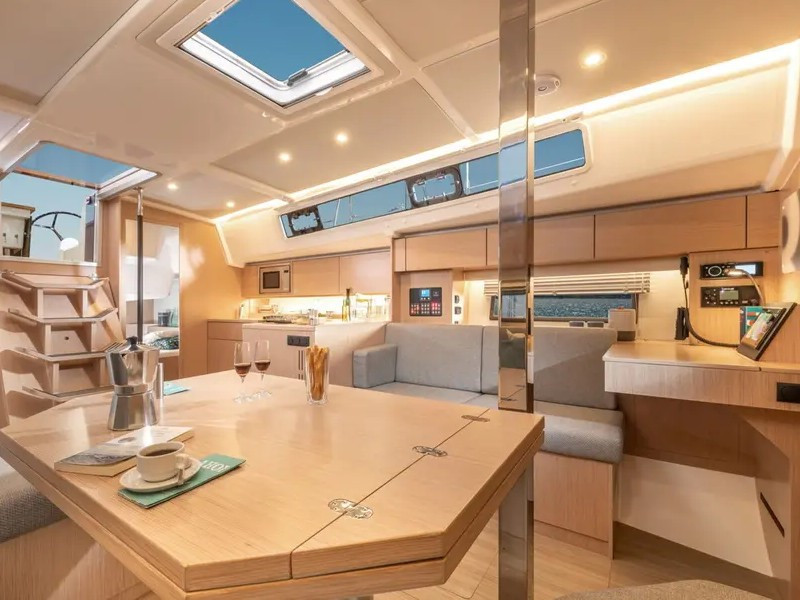 Yacht BAVARIA - C42 ""