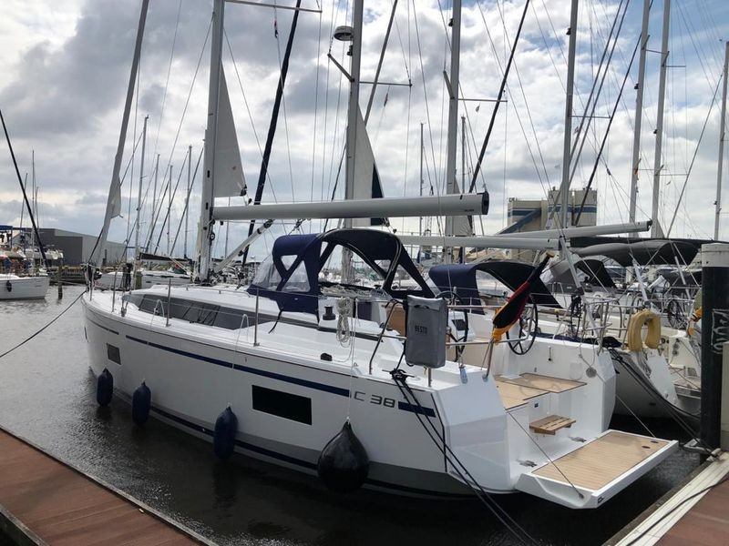 Yacht BAVARIA - C38 "Summertime"