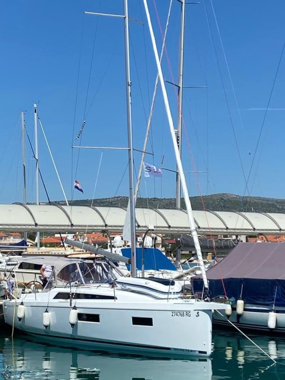 Yacht BENETEAU - Oceanis 34.1 "Ka Nani"