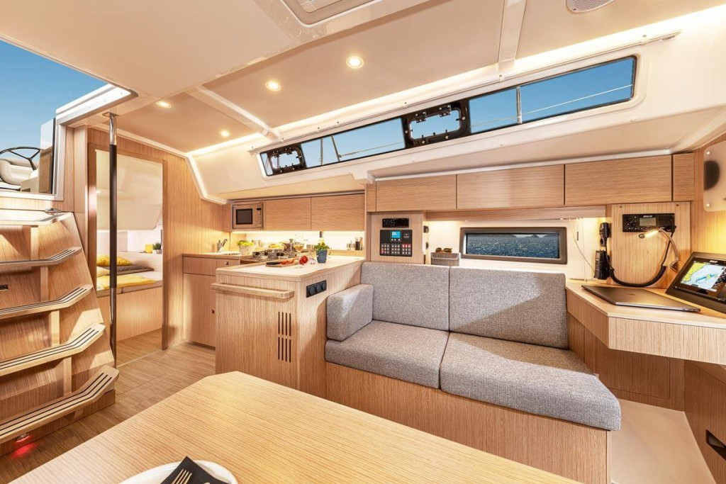 Yacht BAVARIA - C38 "Skye"