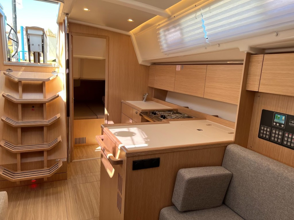 Yacht BAVARIA - C42 "Sofia"